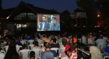 Bornova’da açık hava sinemasıyla kahkaha devam ediyor