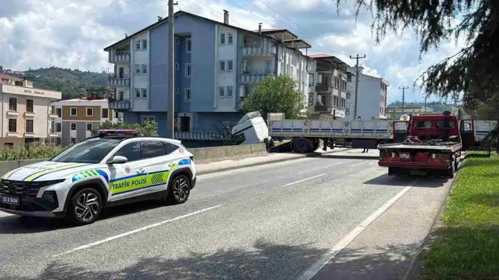 Freni boşalan saman yüklü tır, beton bariyere çarptı