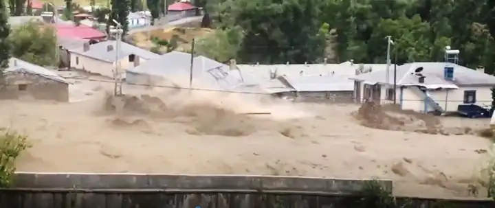 Kars'ta sağanak sel ve heyelana neden oldu: 8 köy etkilendi