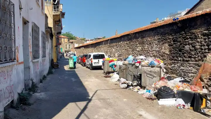 Konak’ta çöp krizi: Etiler Mahallesi çöpe mesken oldu!