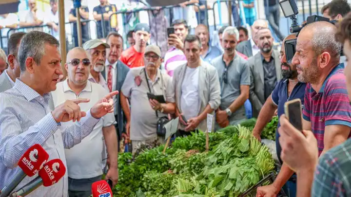 Özel, Ankara'da semt pazarını ziyaret etti!