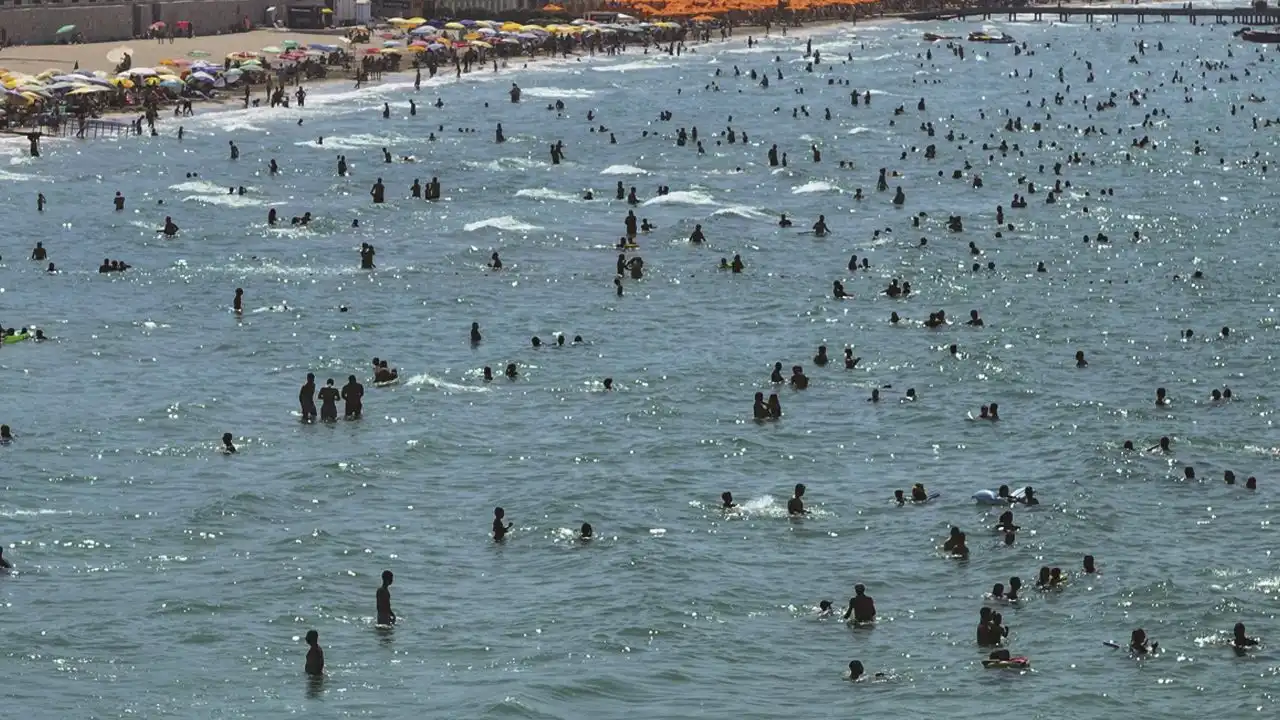 Sıcaktan kaçan İzmirliler soluğu Çeşme'de aldı