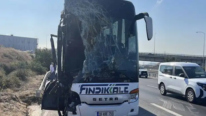 Yolcu otobüsü kamyona arkadan çarptı!