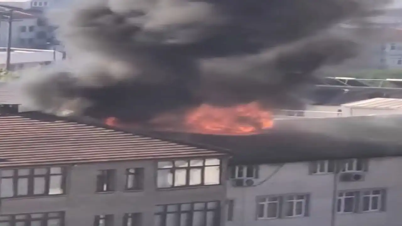 4 katlı binada yangın paniği: 2 kişi kurtarıldı