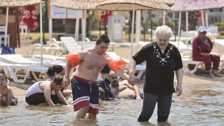 Engelli bireyler ve aileleri denizle buluştu