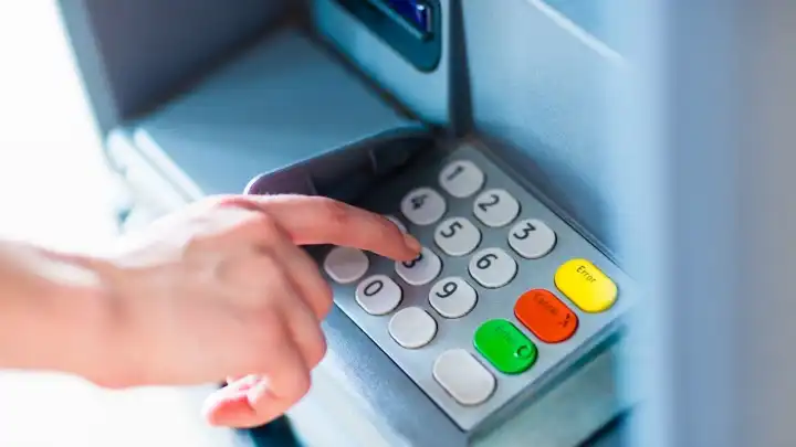Gençlere dağıtılan ATM kartları bir anda kontrolden çıktı, milyonlarca dolar kayboldu!