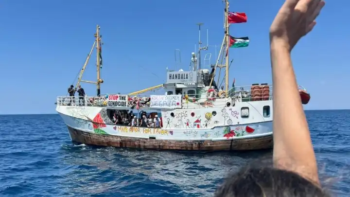 Handala gemisi, Gazze’ye yardım için kritik noktayı geçti: İsrail ablukası aşılacak mı?