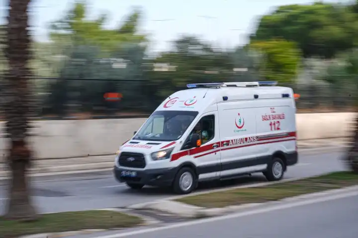 İzmir'de kaza: Kamyonetle çarpışan motosikletli kurtarılamadı