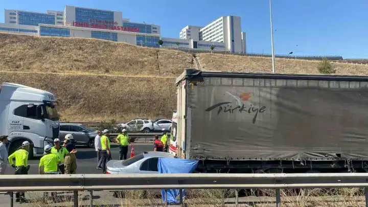 İzmir’de ölümlü kaza: Bayraklı’da otomobil TIR’a çarptı