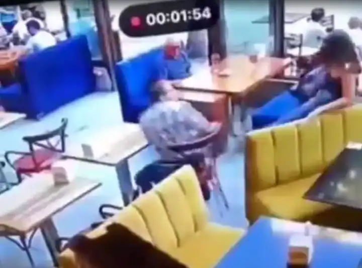 Kafede garson ve müşteri arasında yumruklu kavga