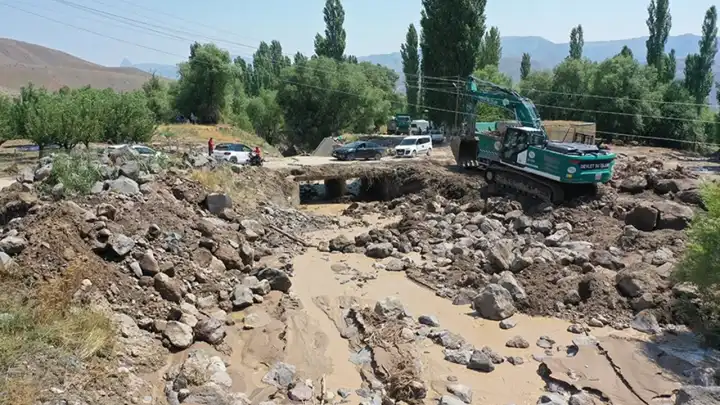 Kars'ı sel vurdu: Evler sular altında kaldı!