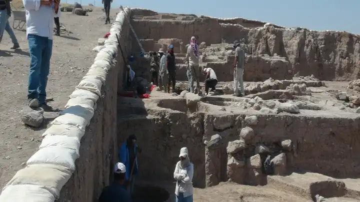 Kilis'teki Oylum Höyük'te, sıcak havaya rağmen kazı çalışmaları sürüyor