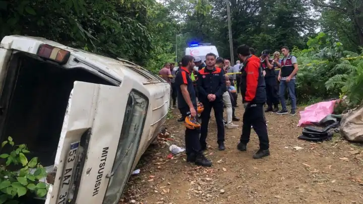 Rize’de minibüs faciası! Yamaçtan yuvarlanan araçta can kaybı ve yaralılar var