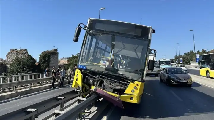 Topkapı’da faciadan dönüldü: Kontrolden çıkan İETT otobüsü bariyerlerde asılı kaldı