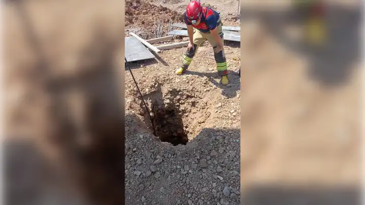 Kuyuya düşen vatandaşın yardımına İzmir itfaiyesi koştu 