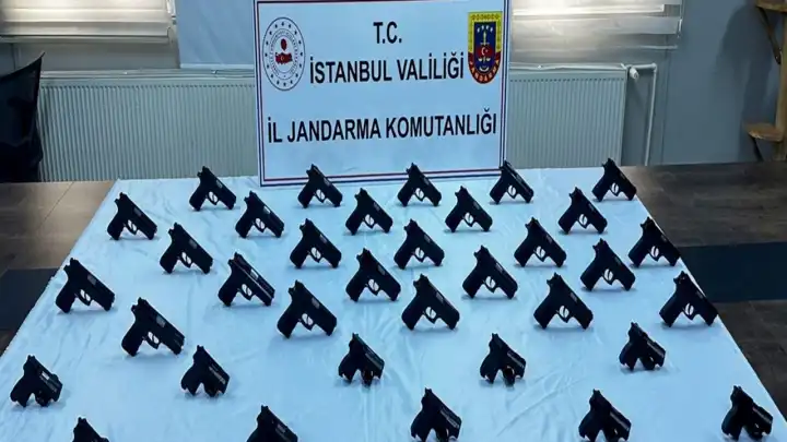 Sokak ortasında silah operasyonu: Oyuncak poşetinden 50 tabanca çıktı