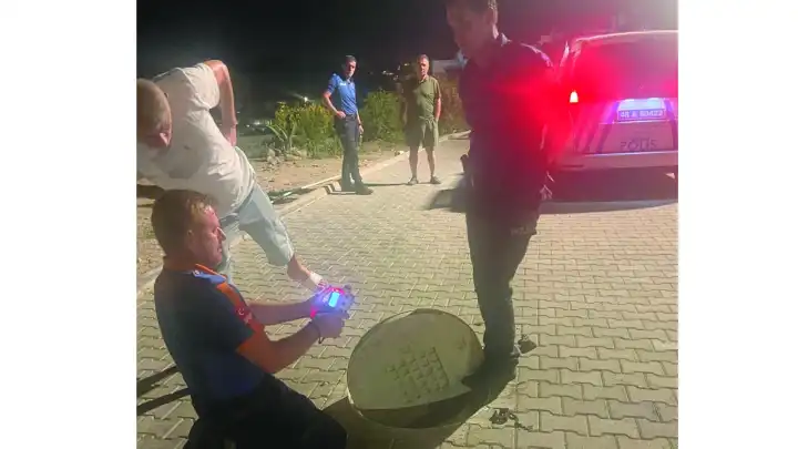Temizlemek için girdikleri atık su hattında zehirlendiler