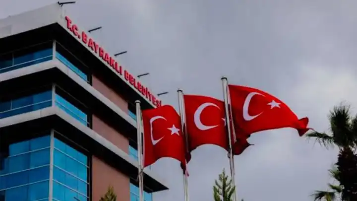 Bayraklı Belediyesi’nden evlenecek çiftlere ücretsiz gelinlik ve damatlık desteği 