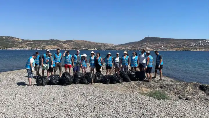 Çevre gönüllülerinden Foça İngiliz Burnu’nda temizlik çalışması