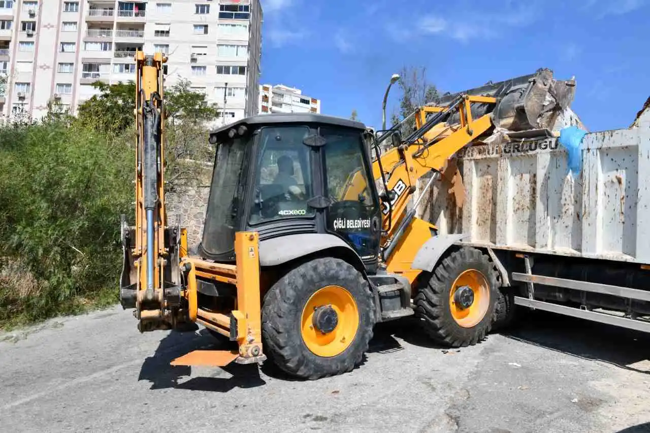 Çiğli’de temizlik hareketi: 26 mahallede moloz toplama atağı