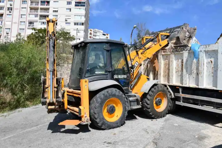 Çiğli’de temizlik hareketi: 26 mahallede moloz toplama atağı