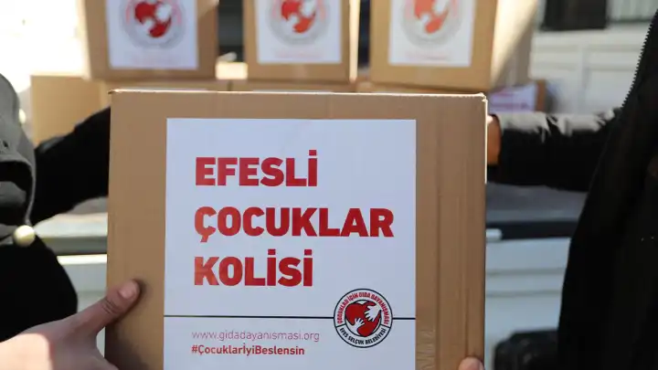 Efes Selçuk’ta anne adaylarına ve bebeklere gıda desteği sürüyor