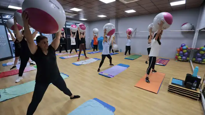 Konaklı kadınlar yaz boyunca hem spor yapıyor hem de sosyalleşiyor
