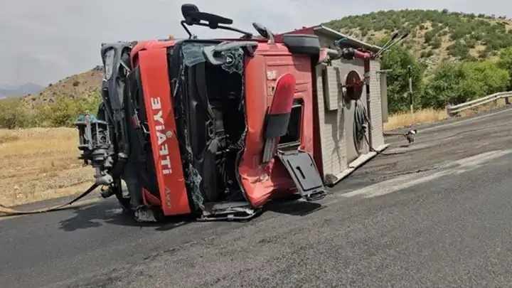 Yangına giden itfaiye aracı devrildi: 3 itfaiye eri yaralandı