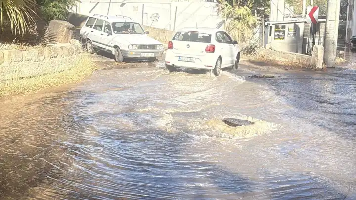 Bodrum’da ana su hattı patladı: Tonlarca su boşa aktı