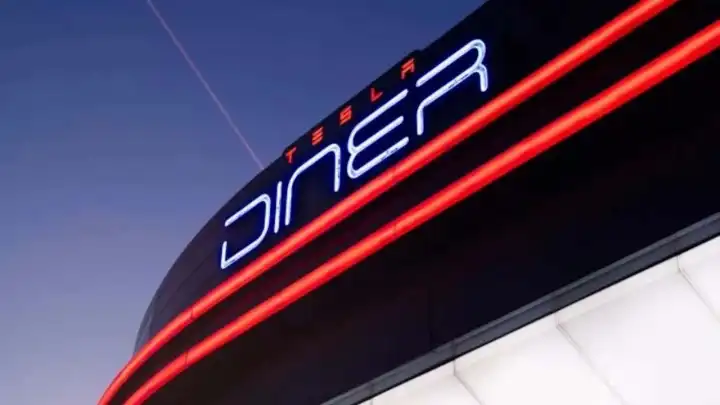 Geleceğin restoranı Tesla Diner, Los Angeles’ta açıldı