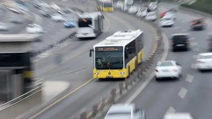 İBB’nin 30 yaş üstü öğrenci ulaşım kısıtlamasına yargı freni
