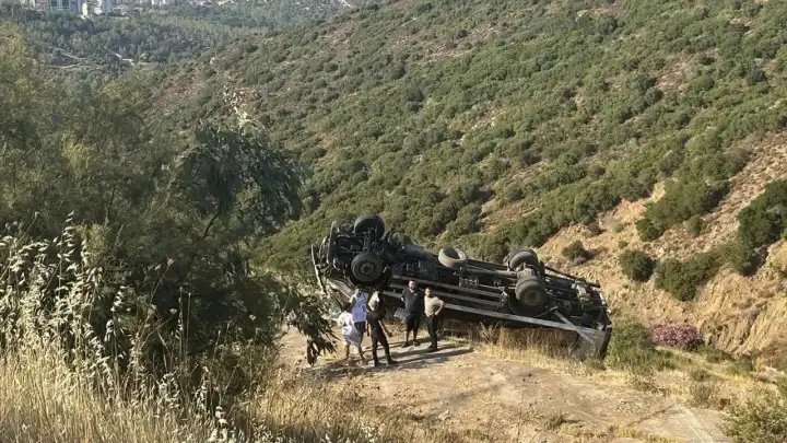 İzmir haber: Limontepe Kavşağı'nda uçuruma yuvarlandı