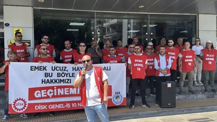 Karşıyaka Belediyesi işçileri, oturma eylemi yaptı