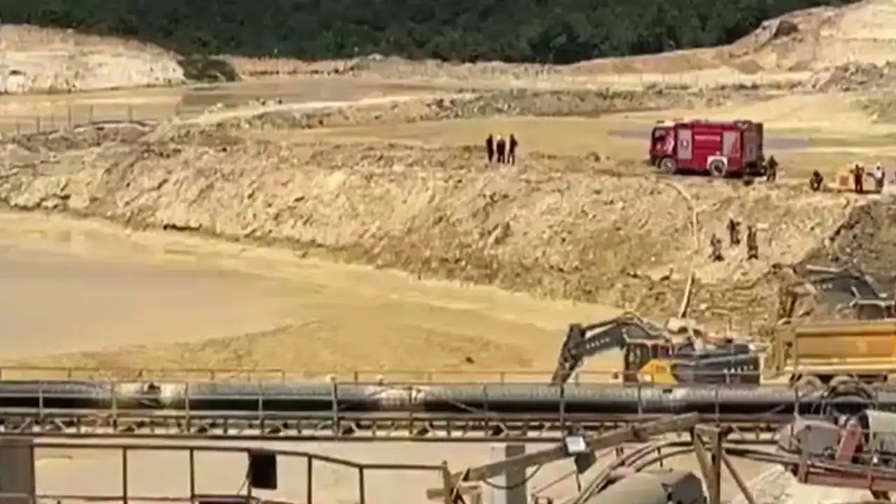 Kum ocağında göçük: 2 kişi balçık içinde kaldı!