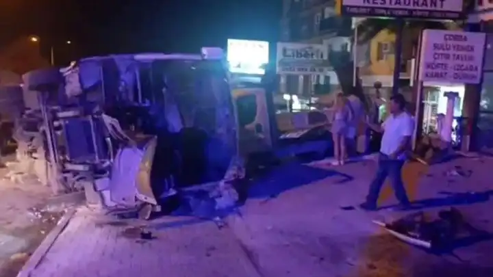 Kuşadası'nda tur midibüsü devrildi:Çok sayıda yaralı var!