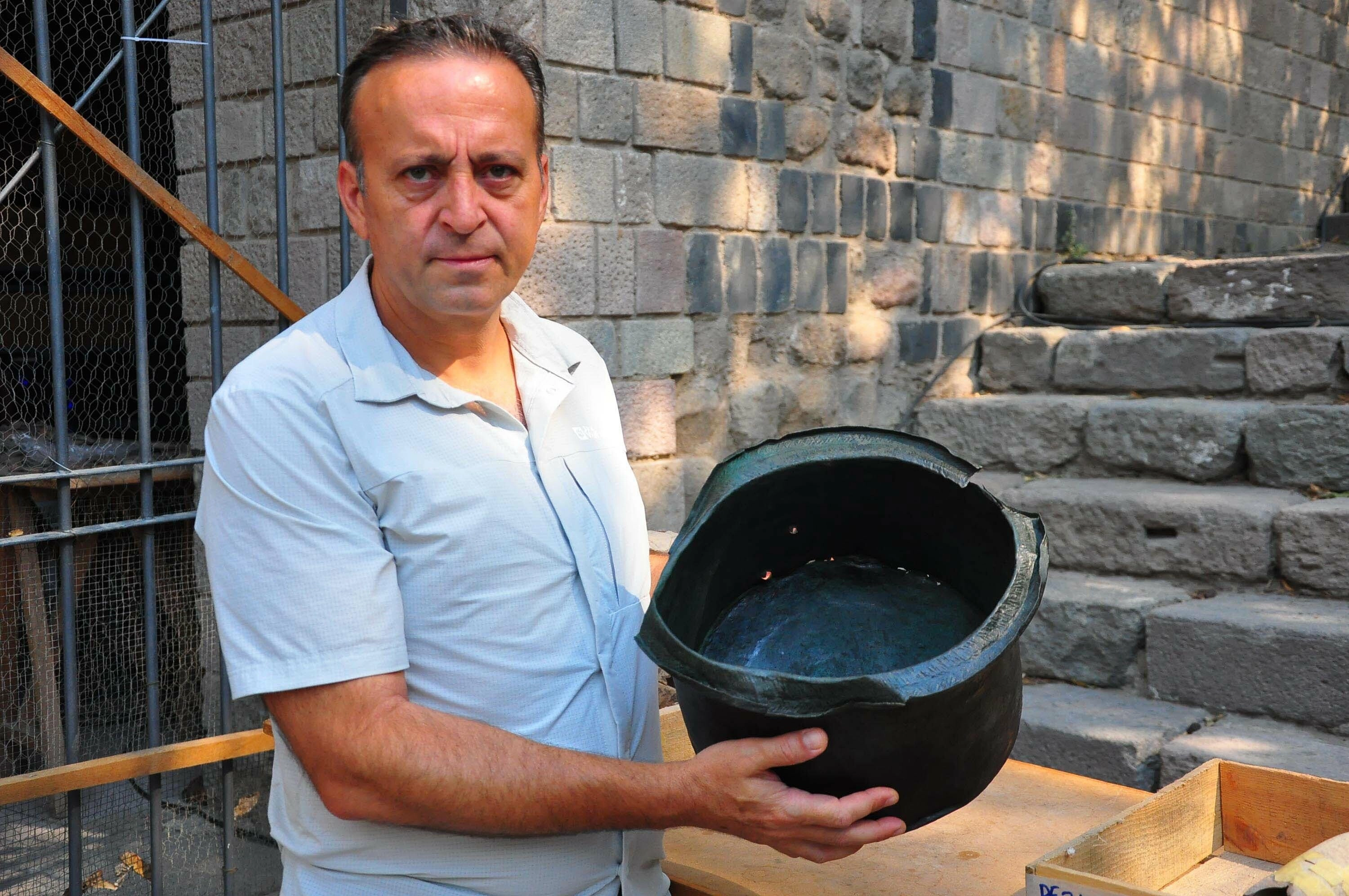 Pergamon'daki 'Mozaikli Ev'de 1400 yıllık bronz kazan bulundu başlıklı video haberin görseli