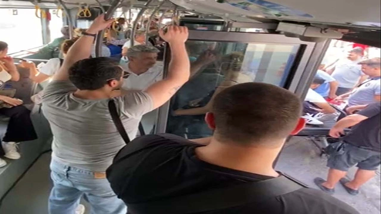Şoför, otobüste rahatsızlanan yolcuyu hastaneye götürdü başlıklı video haberin görseli
