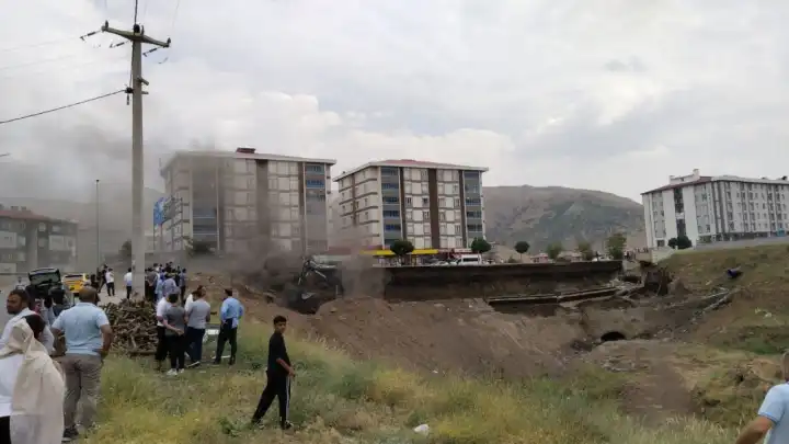 Yol çalışmasında doğal gaz borusu patladı