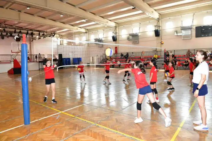 Çiğli’de yaz tatili sporla geçiyor: 7’den 70’e binlerce kursiyer Sporla Okulları’nda