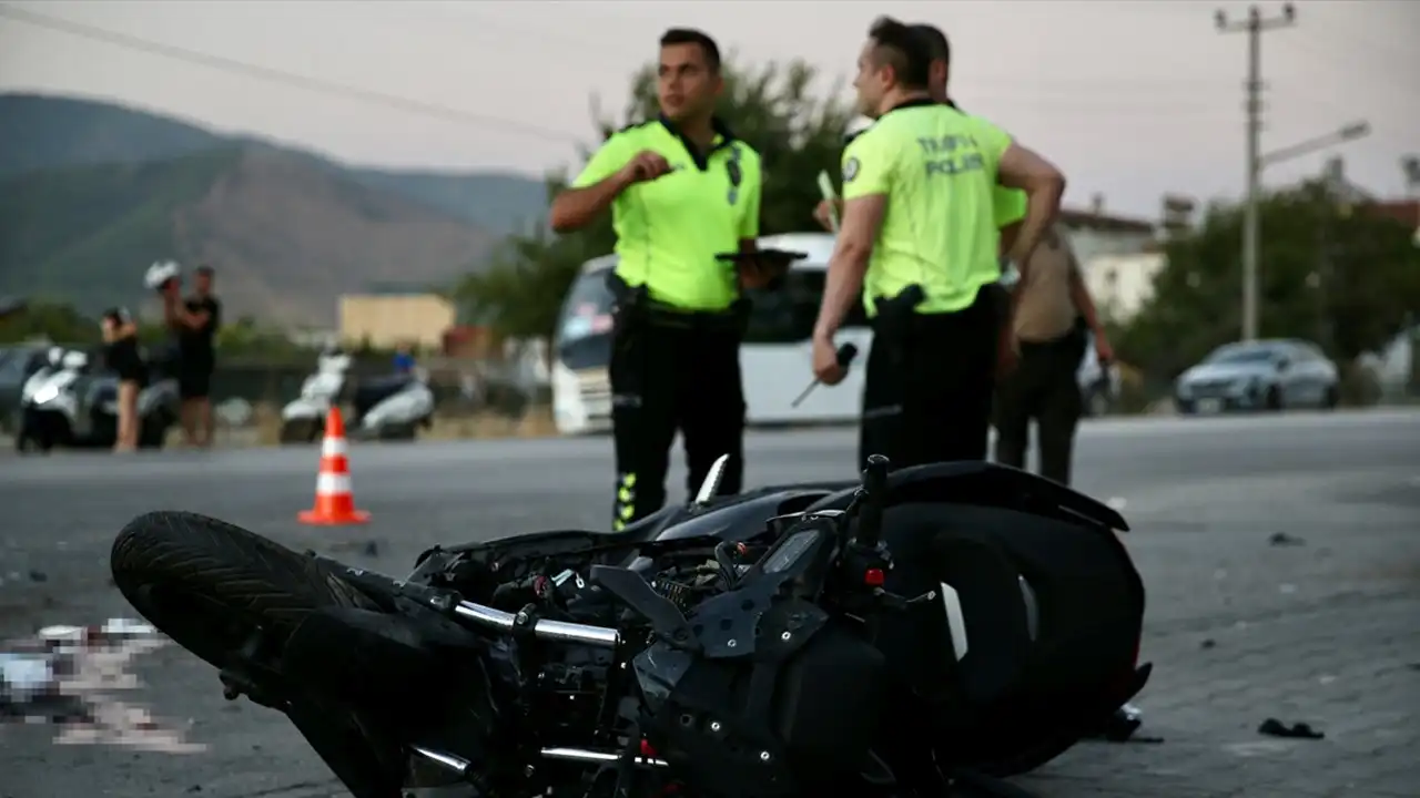 Muğla'da kaza: Hafif ticari araçla çarpışan motosikletin sürücüsü hayatını kaybetti