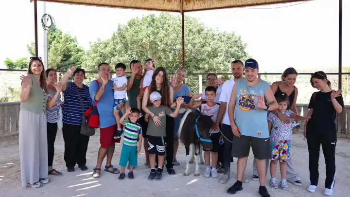 Özel çocuklar Çeşme’de atlar ile bir araya geldi