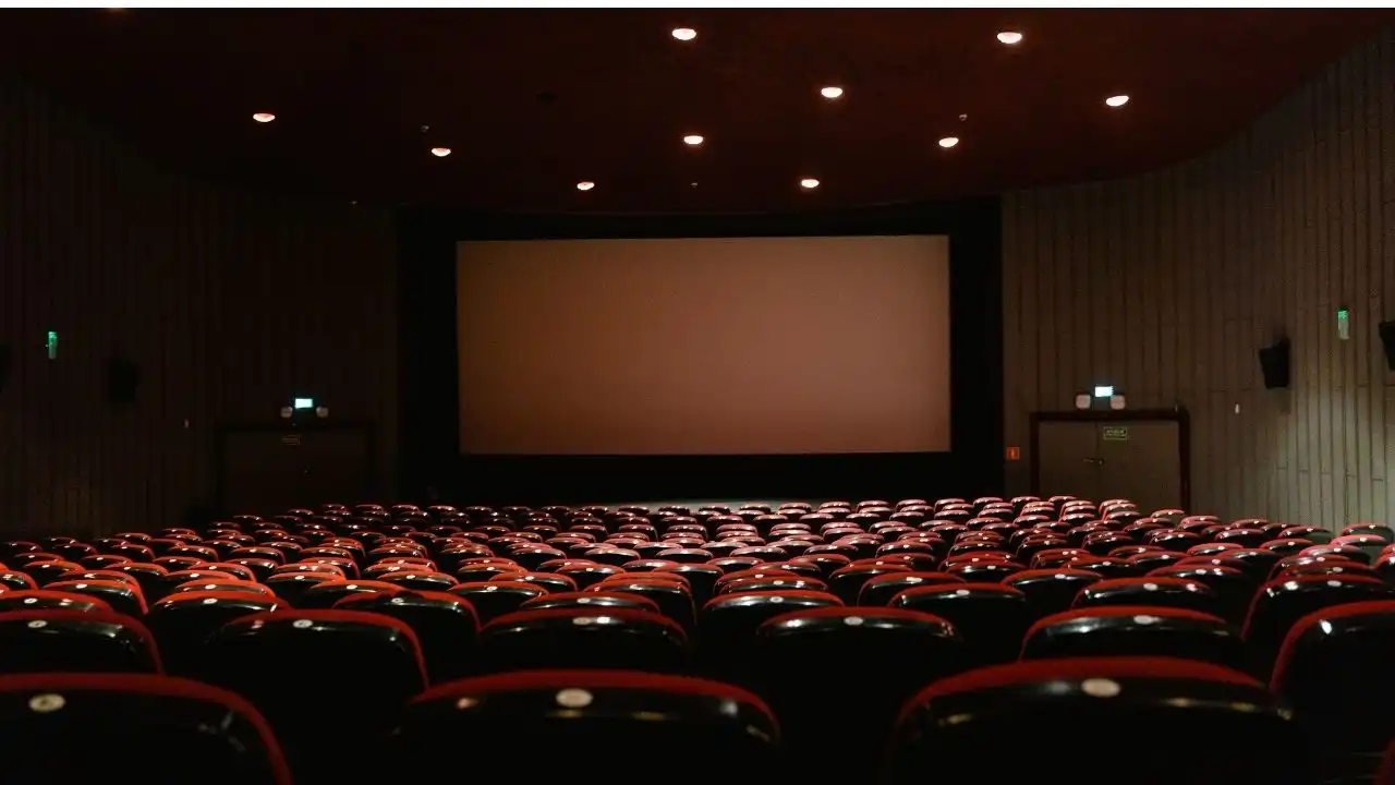 Sinema artık lüks mü? Bilet fiyatları uçtu, orta sınıf salonlardan uzaklaştı..