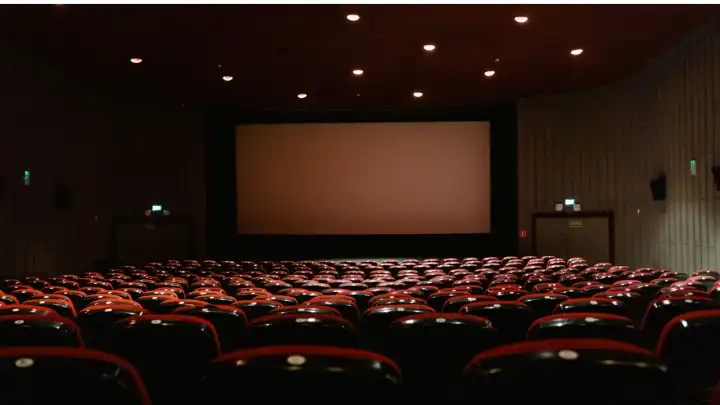 Sinema artık lüks mü? Bilet fiyatları uçtu, orta sınıf salonlardan uzaklaştı..