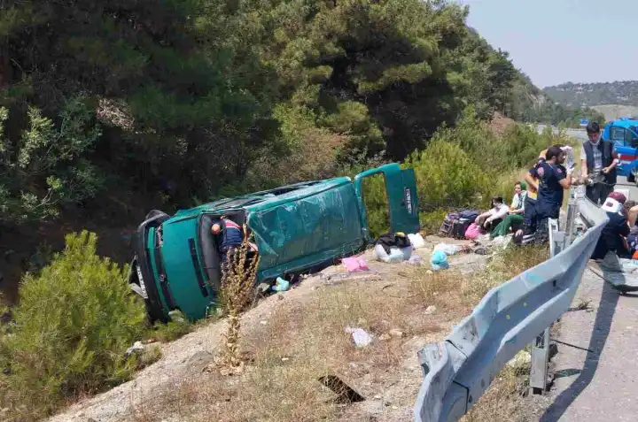 Sivas’ta kaza: Minibüs devrildi, 13 kişi yaralandı