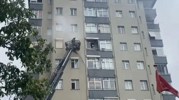 Üsküdar’da 10 katlı binada yangın: 4 kişi mahsur kaldı