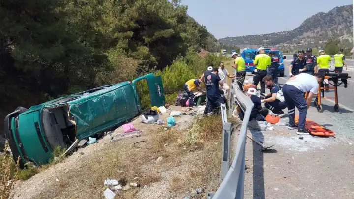Yolcu minibüsü şarampole devrildi: Çok sayıda yaralı var