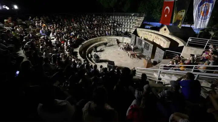 ‘İlmik İlmik’ Efes Selçuk’ta tiyatroseverlerle buluştu