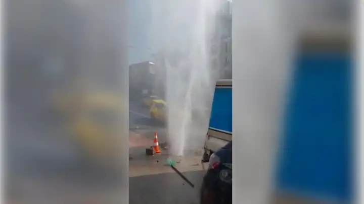 İstanbul Kadıköy'de su borusu patladı!