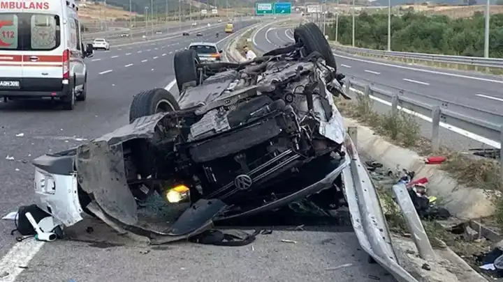 Kuzey Marmara Otoyolu'nda feci kaza: Otomobil, yön tabelasına çarptı