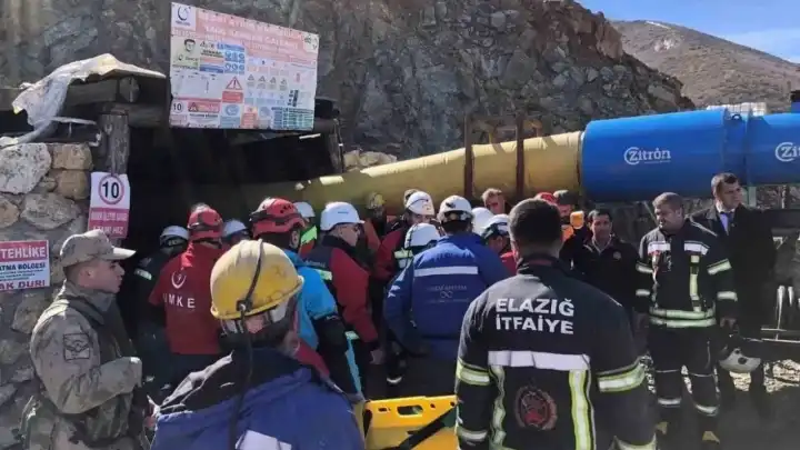Maden ocağında göçük: Göçük altında çok sayıda işçi var